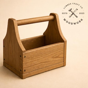 Op de afbeelding: Een houten gereedschapskist in lichtbruin met een handvat. De kist heeft een rechthoekige doosvorm met een handvat aan de bovenkant. Het logo van Lumber Craft Co. is zichtbaar in de rechterbovenhoek, met de tekst "Woodwork" en het jaar "2023".