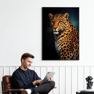 Può includere: Stampa artistica incorniciata con un ritratto di leopardo. Il felino ha un manto dorato con macchie nere, su sfondo scuro. L'opera d'arte è esposta su una parete bianca, aggiungendo un tocco selvaggio all'ambiente.