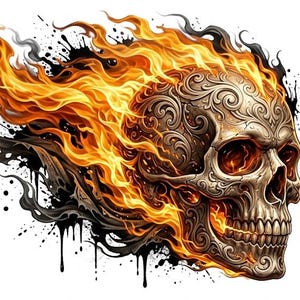 Könnte beinhalten: Eine detaillierte Illustration eines Schädels in Flammen. Der Schädel weist komplizierte Muster auf und ist von orangefarbenen und gelben Flammen mit schwarzen Tintenspritzern umgeben, was einen dramatischen Effekt vor weißem Hintergrund erzeugt.