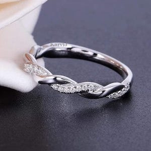 Fede nuziale intrecciata con diamanti, anello impilabile a mezza eternità in oro bianco con moissanite