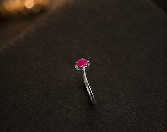 Anillo minimalista de rubí de talla ovalada, anillo de plata con gema rosa, regalo para ella, joyería para el día a día.