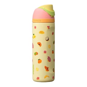Puede incluir: Una botella de agua aislada amarilla con tapa rosa y amarilla. La botella está decorada con ilustraciones coloridas de varias frutas, incluyendo mangos, naranjas y kiwis. La palabra "owala" está impresa en la botella.