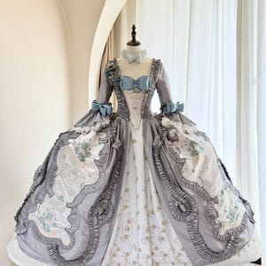 Vestido de lujo gris plateado estilo francés / Vestido de corte rococó del siglo XVIII con enagua con abundantes cuentas / Versalles María Antonieta