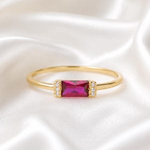 Bague empilable rubis fine, bague minimaliste en or, bague rubis simple, bague en argent sterling, bague fine, cadeau délicat pour elle, Luv