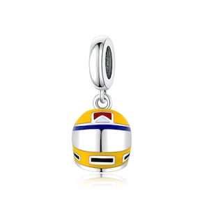 Könnte beinhalten: Ein silberner Charm mit einem gelben, blauen und roten Rennhelm-Design. Der Helm hat ein silbernes Visier und schwarze Akzente. Der Charm ist für ein Armband oder eine Halskette gedacht.
