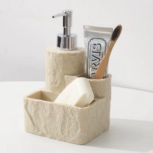 Set di 3 pezzi per l'organizzazione del bagno: dispenser di sapone effetto pietra, porta spazzolino, vassoio porta sapone, ideale come regalo per l'inaugurazione della casa.