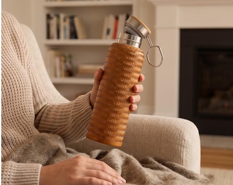 Botella de agua isotérmica Sunshinim tejida a mano con bambú y asa, termo de viaje de acero inoxidable para bebidas frías y calientes, 350/500/750 ml