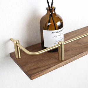 Handgefertigtes Regal aus massivem Messing, Teile des Schienensystems mit Pfosten, Kippen