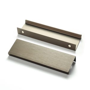 Ferragens em bronze escovado, puxadores com acabamento perfilado, armário com porta de gaveta curva invisível.