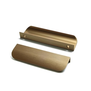 以下が含まれることがあります： 白い文字で「Welcome to our home」と書かれた素朴な木製の看板。 傷んだ仕上げとシンプルで魅力的なデザインで、玄関や玄関に最適です。