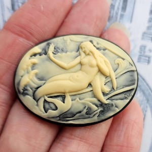 Meerjungfrau Cameo Cabochon: Elfenbein Nymphe auf dunstigem Blau (40 x 30 mm)