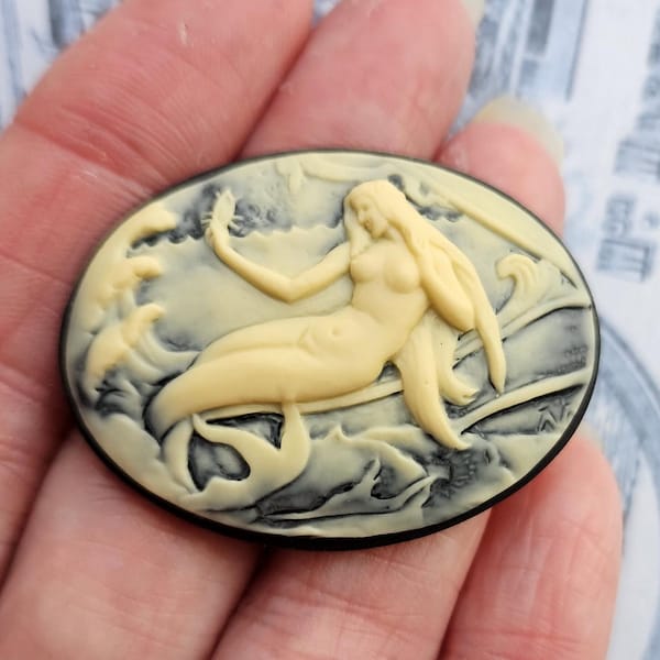 Cabujón camafeo de sirena: ninfa de marfil sobre azul brumoso (40 x 30 mm)