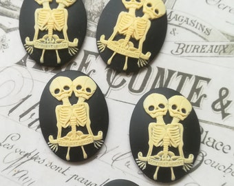 Conjoined twins Cameo Cabs - 5 pieces  - Skull Gothic Anatomical Siamese Twins Skeletons Skull CAMEO 40x30mm - Style # 2