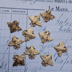 Diez dijes de abeja de latón crudo: pequeños adornos steampunk (18 x 15 mm)