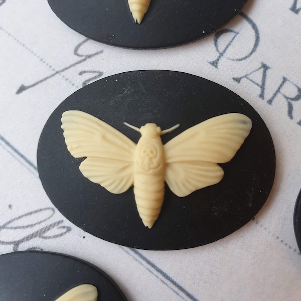 Cameo Deathhawk Moth Resin cabochon 40x30mm Ivoire sur Black Moth Skull Butterfly Gothic Insect Goth- 5 pièces