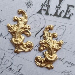Verouderde koperen ornamenten: paar barokke rococo-stijl