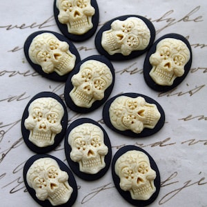 DAY of the DEAD Sugar Skull Cameo Cabochon Day of the Dead Dia de los Muertos Skull Black Ivoor 18 x 13 mm Sugarskull 10 STUKS