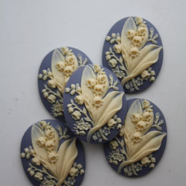 5 unset Flower bouquet cameos - Ivory on Purple - 30x40mm