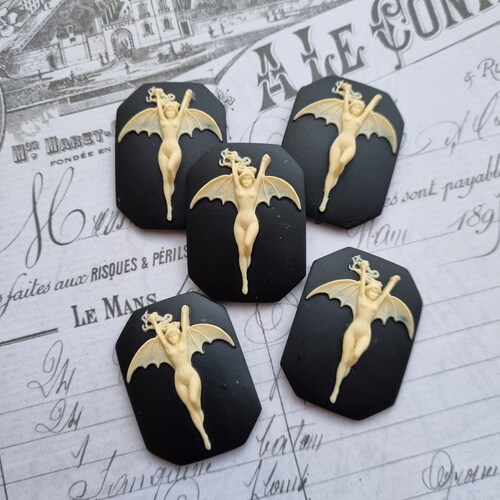 Cameo's voor vampiermeisjes: ivoor op zwarte hars, gotische cabochons met vleermuisvleugels (40 x 30 mm)