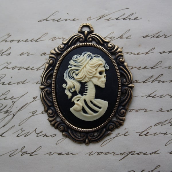 Pendentif camée squelette - dame victorienne gothique - Édition laiton