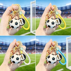Llavero del Mundial 2026 con mini trofeo y balón.