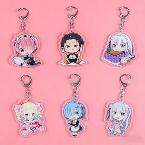Op de afbeelding: Zes sleutelhangers met anime-personages en zilveren sleutelringen. De personages hebben verschillende haarkleuren, waaronder roze, zwart, blauw en wit. Elke sleutelhanger heeft een ander karakterontwerp, sommige houden voorwerpen vast zoals een vork en een mes.