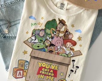 Camiseta Comfort Colors Disneyland Toy Story 1995, Camiseta retro de Woody, Buzz, Rex y Jessie, Regalo para vacaciones familiares en Disneyland "Tienes un amigo en mí"