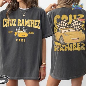 Camiseta Comfort Colors Vintage Pixar Cars, Lightning McQueen Mater Radiator Springs, Camiseta Familiar Disneyland, Camisetas Viaje a Disneyland 2026 imagen 3