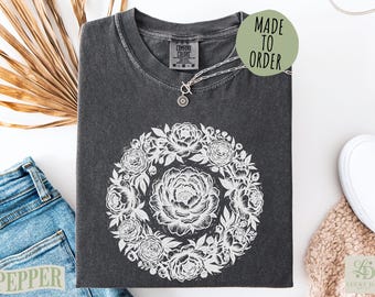 Camiseta Comfort Colors® con estampado floral vintage en linóleo, top retro con estampado de peonías y ranúnculos, estilo boho cottagecore con flores silvestres para cumpleaños de abril y mayo.