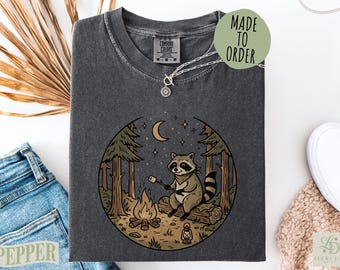Camiseta vintage de camping con estampado de mapache y colores cómodos, camiseta retro divertida con animales del bosque, regalo clásico para amantes de la naturaleza y las fogatas.