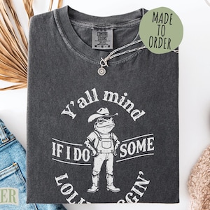 Dark gray Comfort Colors t-shirt with frog wearing cowboy hat and "Y'all mind if I do some lolly gin'" text.
