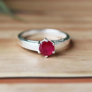 Cocktailring Ruby Gemstone Statement: minimalistische boho-stijl, 925 zilveren griffenset (helend kristal, verjaardagscadeau, handgemaakt)