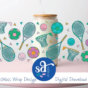 Puede incluir: Un vaso de vidrio con tapa de bambú y pajita, con un diseño temático deportivo. El diseño incluye raquetas de tenis, canastas de baloncesto, balones de fútbol y baloncesto en verde azulado, rosa y naranja. El texto dice "Glass Wrap Design" y "Digital Download".