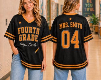 Personalisiertes Namens- und Nummern-Shirt, Sportshirt für Lehrer der vierten Klasse, Outfit für den Schulstart, Geschenkidee für Lehrerteams in Schwarz und Gold