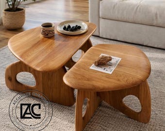 Conjunto de mesa de centro baja de madera con taburete a juego. Mesa de suelo minimalista.
