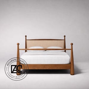 Könnte beinhalten: Ein hölzerner Bettrahmen mit einem hellbeigen Kopfteil und weißer Bettwäsche. Das Bett hat vier abgerundete Pfosten und eine horizontale Stange. Der Rahmen besteht aus hellbraunem Holz. Das Bild enthält ein rundes Logo mit dem Text "ACCURATE CREATIVE HANDICRAFT DESIGN EXPORTS".