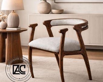 Sillón Japandi de madera maciza, asiento tapizado, mueble auxiliar moderno de líneas curvas.