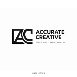 以下が含まれることがあります： Accurate Creativeの白黒ロゴ。正方形の中に「AC」の文字をスタイリッシュに配置し、「ACCURATE CREATIVE」の文字と「HANDICRAFT | DESIGN | EXPORTS」のスローガンが添えられています。「Made In India」の文字が下部にあります。
