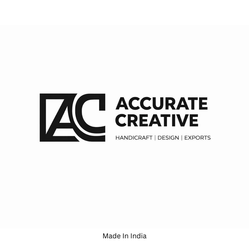 以下が含まれることがあります： Accurate Creativeの白黒ロゴ。正方形の中に「AC」の文字をスタイリッシュに配置し、「ACCURATE CREATIVE」の文字と「HANDICRAFT | DESIGN | EXPORTS」のスローガンが添えられています。「Made In India」の文字が下部にあります。