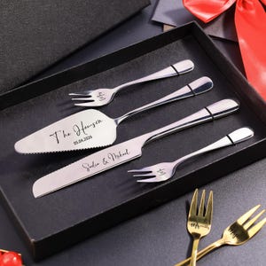 Puede incluir: Tabla de cortar de madera hecha a mano con acabado natural y borde vivo. Presenta una incrustación de madera oscura. Mide aproximadamente 45 cm de largo y 30 cm de ancho.