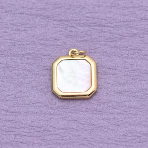 Colgante rectangular atemporal con forma de concha, chapado en oro de 18 quilates, color blanco nacarado, para collares y otros componentes de joyería, 16 x 14 mm.