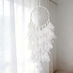 Dromenvanger met witte veren en roze kralen | Boho-muurdecoratie, kinderkameraccent