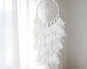 Dromenvanger met witte veren en roze kralen | Boho-muurdecoratie, kinderkameraccent