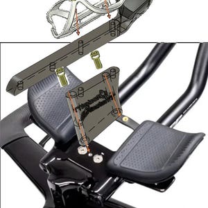 Op de afbeelding: Diagram van een fietsstuur met een bidonhouder en armleuningen. De afbeelding toont de componenten en hoe ze met bouten worden gemonteerd. De montage is zwart met zilveren en grijze accenten.