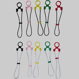 Puede incluir: Una colección de cierres de cordón ajustables y coloridos en negro, rosa, amarillo, verde y rojo. Cada cierre de cordón presenta un bucle y un mecanismo deslizante para una sujeción segura. Los cierres de cordón están diseñados para diversas aplicaciones.