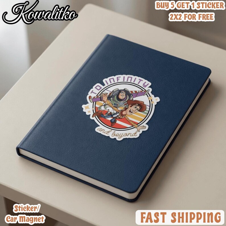 Pu&ograve; includere: Un taccuino blu scuro con un adesivo circolare raffigurante Buzz Lightyear e Woody di Toy Story. L'adesivo include il testo TO INFINITY e and beyond in un carattere stilizzato, su uno sfondo a strisce gialle e rosse.