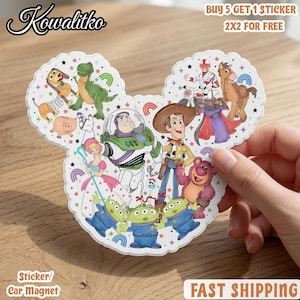 Może przedstawiać: Wykrawana naklejka w kształcie uszu Myszki Miki z kolażem postaci z Toy Story, w tym Buzza Astrala, Chudego, Pastereczki, Rexa, Cienkiego, Hamm, Celka, Lotso i Obcych, ozdobiona małymi gwiazdkami i tęczami.