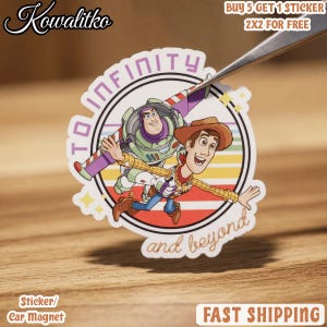 Pu&ograve; includere: Un adesivo circolare che raffigura Buzz Lightyear e Woody di Toy Story in posa di volo. Il design include uno sfondo a righe in stile retr&ograve;, stelle gialle e il testo TO INFINITY e and beyond disposto in cerchio attorno ai personaggi.