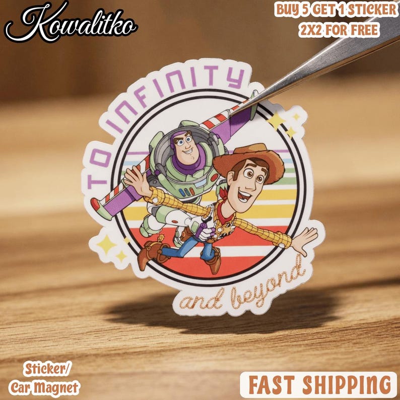 Pu&ograve; includere: Un adesivo circolare che raffigura Buzz Lightyear e Woody di Toy Story in posa di volo. Il design include uno sfondo a righe in stile retr&ograve;, stelle gialle e il testo TO INFINITY e and beyond disposto in cerchio attorno ai personaggi.