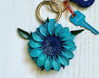 Hübscher, von Sonnenblumen inspirierter Taschenanhänger & Schlüsselanhänger aus Leder in verschiedenen Farben